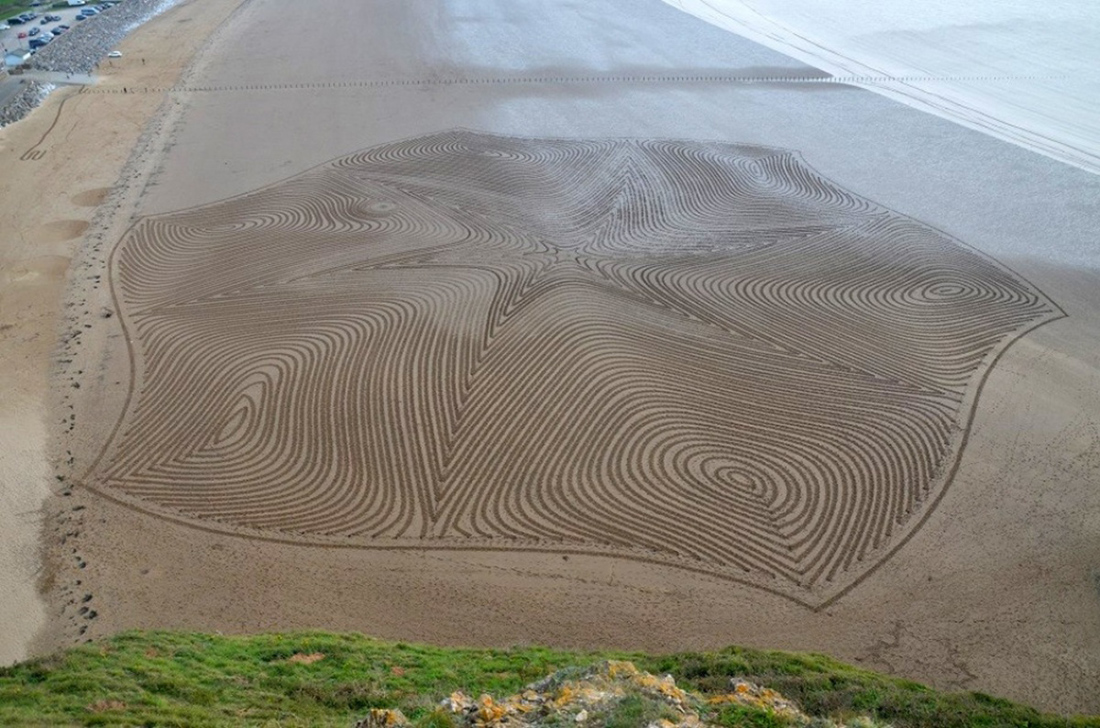 Beach sand art by Simon Beck
